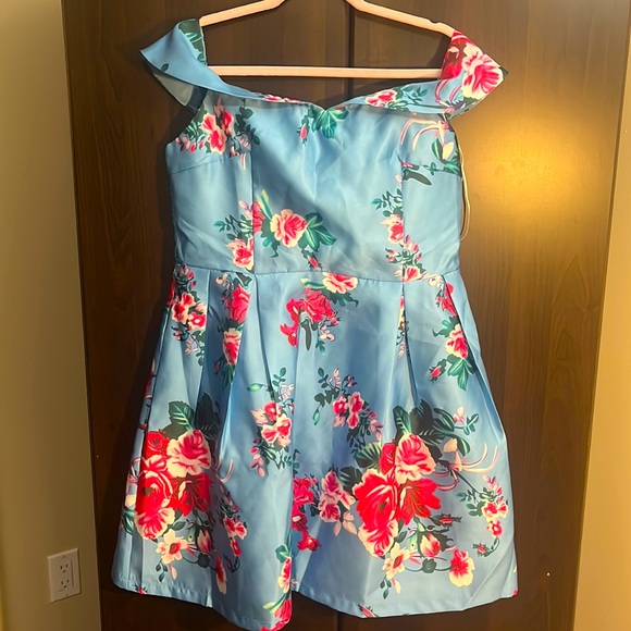 Beautiful summery floral dress - Picture 1 of 4